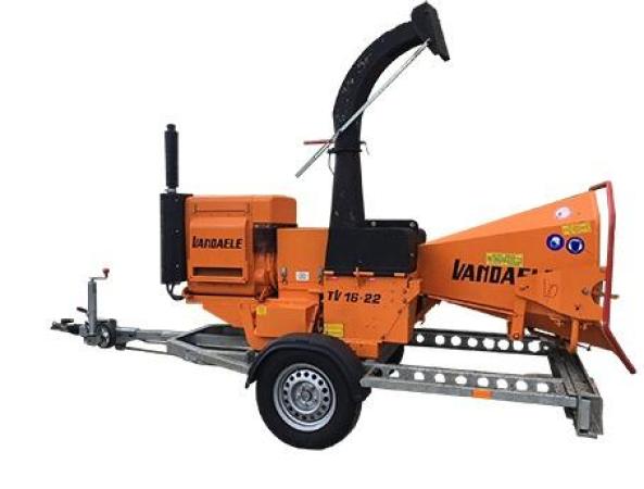 VERHUUR HOUTHAKSELAAR OP AANHANGWAGEN 18CM